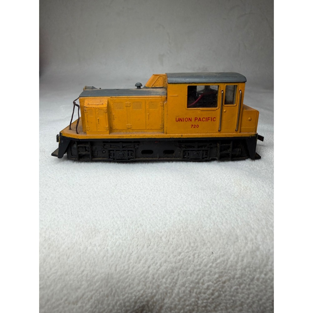 Vintage HO Scale Union Pacific 720 Diesel Switcher Locomotive Yugoslavia AHM